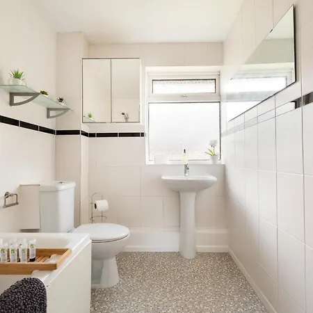 3 Bed City Centre House Free Parking